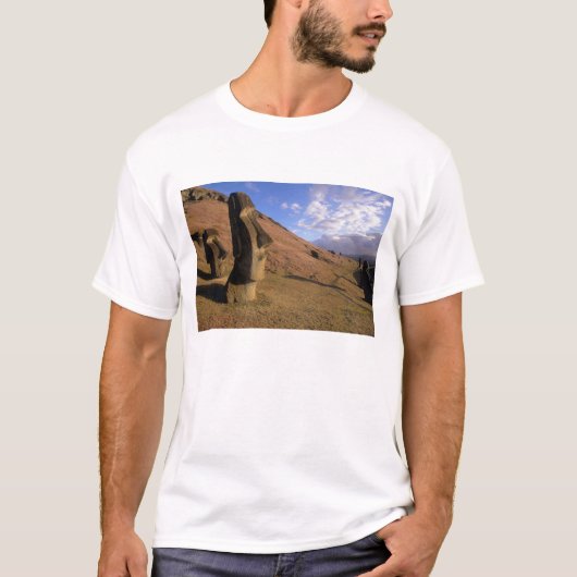 Chile, Osterinsel. Hillside mit Moai T-Shirt (Vorderseite)