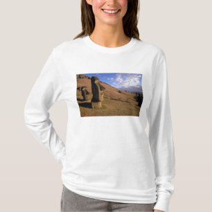 Chile, Osterinsel. Hillside mit Moai T-Shirt