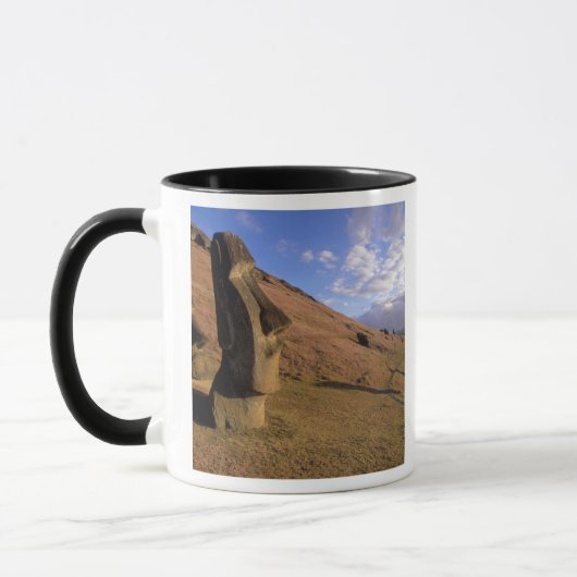 Chile, Osterinsel. Hillside mit Moai Tasse (Links)