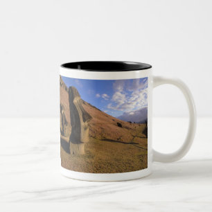 Chile, Osterinsel. Hillside mit Moai Zweifarbige Tasse