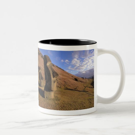 Chile, Osterinsel. Hillside mit Moai Zweifarbige Tasse (Rechts)