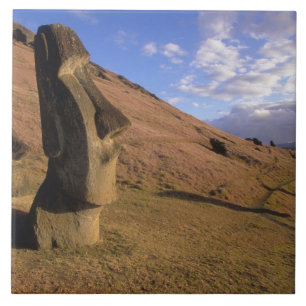 Chile, Osterinsel. Hügel mit Moai Fliese