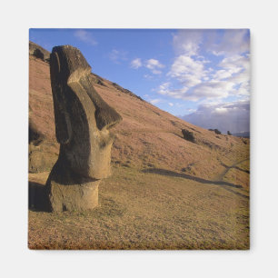 Chile, Osterinsel. Hügel mit Moai Magnet