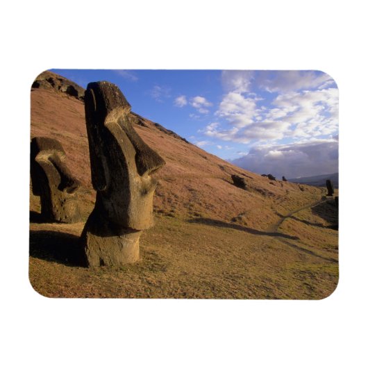 Chile, Osterinsel. Hügel mit Moai Magnet (Horizontal)