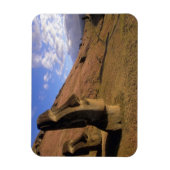 Chile, Osterinsel. Hügel mit Moai Magnet (Vertikal)
