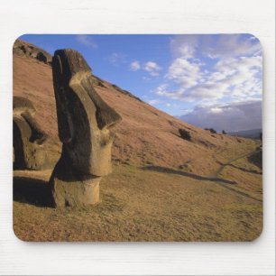 Chile, Osterinsel. Hügel mit Moai Mousepad