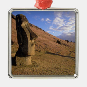Chile, Osterinsel. Hügel mit Moai Ornament Aus Metall
