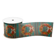 Chile-Pfeffer-Ristra-Kränze auf rustikalem Holz-Mu