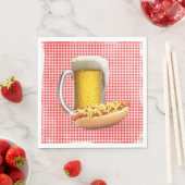 Chili Hot Dog und Bier auf Gingham Serviette (Beispiel)