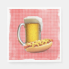 Chili Hot Dog und Bier auf Gingham Serviette