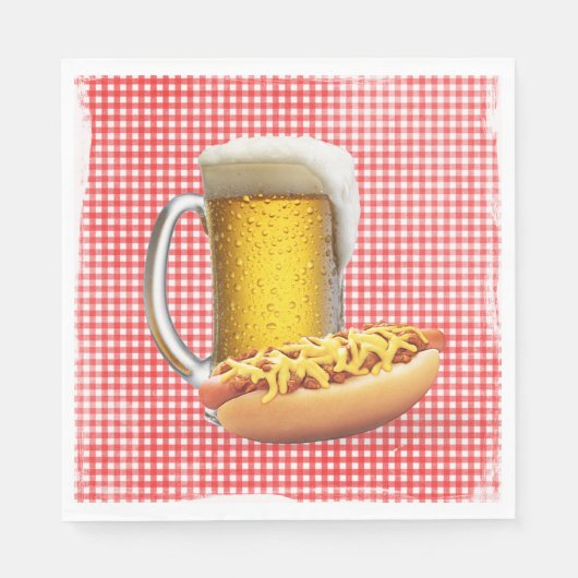 Chili Hot Dog und Bier auf Gingham Serviette (Vorderseite)