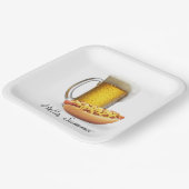 Chili Hot Dog und Bier auf Weiß Pappteller (Gewinkelt)