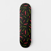Chili Paprikaschoten Gemustert Schwarz Skateboard (Vorderseite)