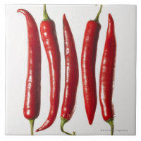 Chili-Paprikaschoten in einer Reihe