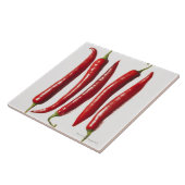 Chili-Paprikaschoten in einer Reihe Fliese (Seite)