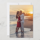 Chili Red Simple Modern Wedding rettet das Datum Einladung (Rückseite)