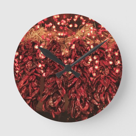 Chili-Ristras mit Ferienbeleuchtung Runde Wanduhr (Vorderseite)