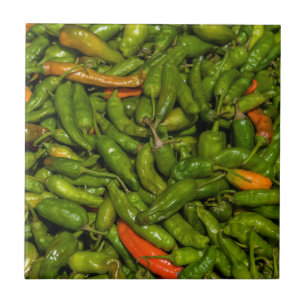 Chilis zum Verkauf auf dem Markt Fliese
