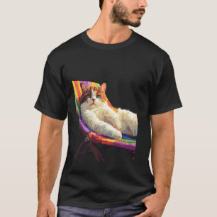 Chill-Katze entspannt sich auf einer farbenfrohen T-Shirt