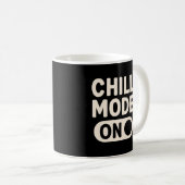 Chill Mode On Shirt – Cozy Chill Vibes Tee Kaffeetasse (VorderseiteRechts)