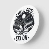 Chill out Ski on on Runde Wanduhr (Winkel)