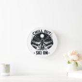 Chill out Ski on on Runde Wanduhr (Zuhause)