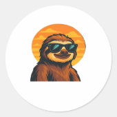 Chill Sloth mit Sonnenbrille - Retro Sunset Vibes Runder Aufkleber (Vorderseite)