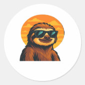 Chill Sloth mit Sonnenbrille - Retro Sunset Vibes Runder Aufkleber (Vorderseite)