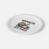 Chill Sloth Namaste Lazy Vibes Pappteller (Schrägansicht)