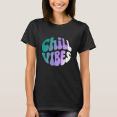 Chill Vibes Retro Gradient Typography T-Shirt (Vorderseite)