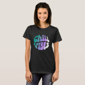 Chill Vibes Retro Gradient Typography T-Shirt (Vorne ganz)