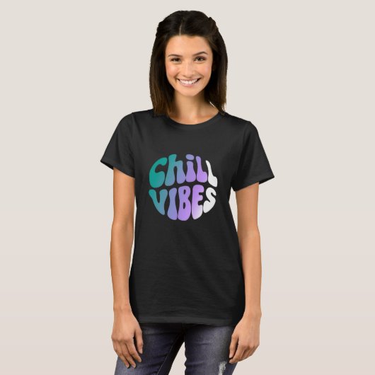 Chill Vibes Retro Gradient Typography T-Shirt (Vorne ganz)