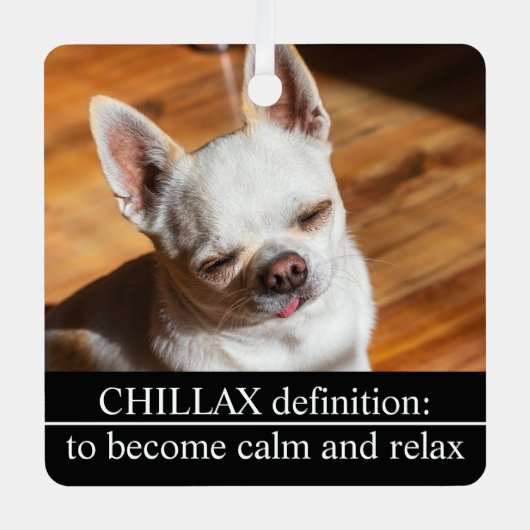 Chillax Chihuahua schläfrig entspanntes Zunge-out- Ornament Aus Metall (Vorderseite)