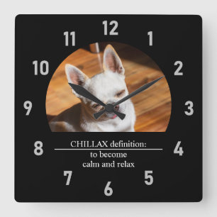 Chillax Chihuahua schläfrig entspanntes Zunge-out- Quadratische Wanduhr