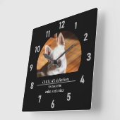 Chillax Chihuahua schläfrig entspanntes Zunge-out- Quadratische Wanduhr (Winkel)