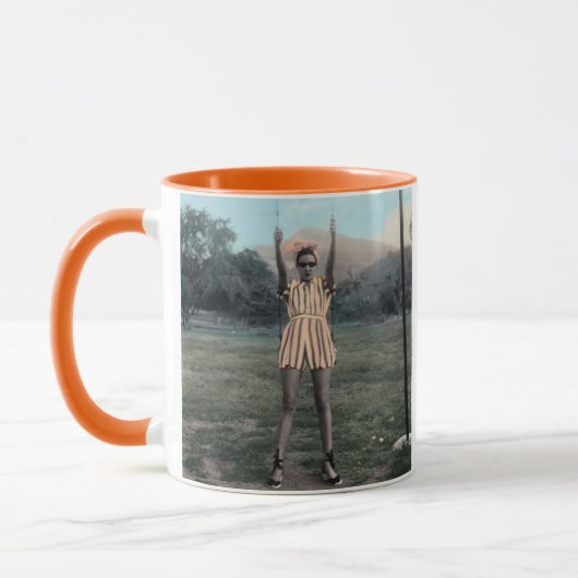Chillin' Chica- Orange Tasse (Links)