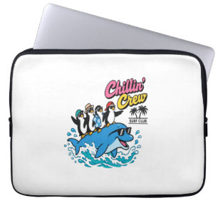 Chillin Crew Surf Club Pinguin Delfin T-Shirt Laptopschutzhülle