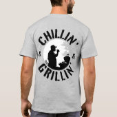 Chillin’ & Grillin’ Black Briefmarke Front & Back T-Shirt (Rückseite)