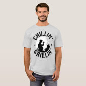 Chillin’ & Grillin’ Schwarze Briefmarke T-Shirt (Vorne ganz)