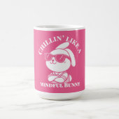 Chillin’ like a Mindful Bunny - Osterfeier Tasse (Mittel)