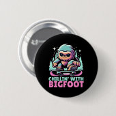 Chillin" mit Bigfoot Alpiner Wintersportort Snowbo Button (Vorne & Hinten)