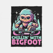 Chillin" mit Bigfoot Alpiner Wintersportort Snowbo Fleecedecke (Vorderseite)