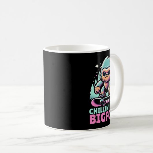 Chillin" mit Bigfoot Alpiner Wintersportort Snowbo Kaffeetasse (VorderseiteRechts)