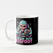 Chillin" mit Bigfoot Alpiner Wintersportort Snowbo Kaffeetasse (Links)