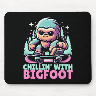 Chillin" mit Bigfoot Alpiner Wintersportort Snowbo Mousepad