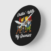 Chillin mit meinen Gnomen Funny Garden Gnomes Runde Wanduhr (Winkel)