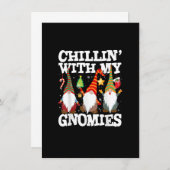 Chillin mit meinen Gnomen Funny Gnome Weihnachtspa Einladung (Vorne/Hinten)
