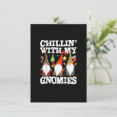 Chillin mit meinen Gnomen Funny Gnome Weihnachtspa Einladung (Stehend Vorderseite)