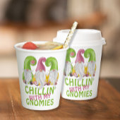 Chillin mit meinen Gnomen gewinnt Spaß Pappbecher