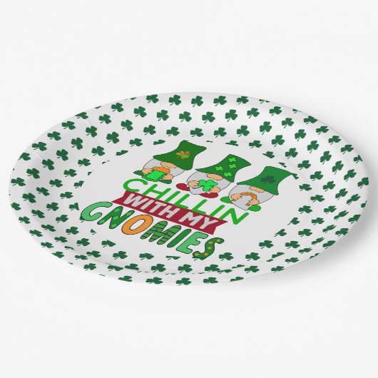 Chillin mit My Gnomies St Patricks Day Round Pappteller (Schrägansicht)